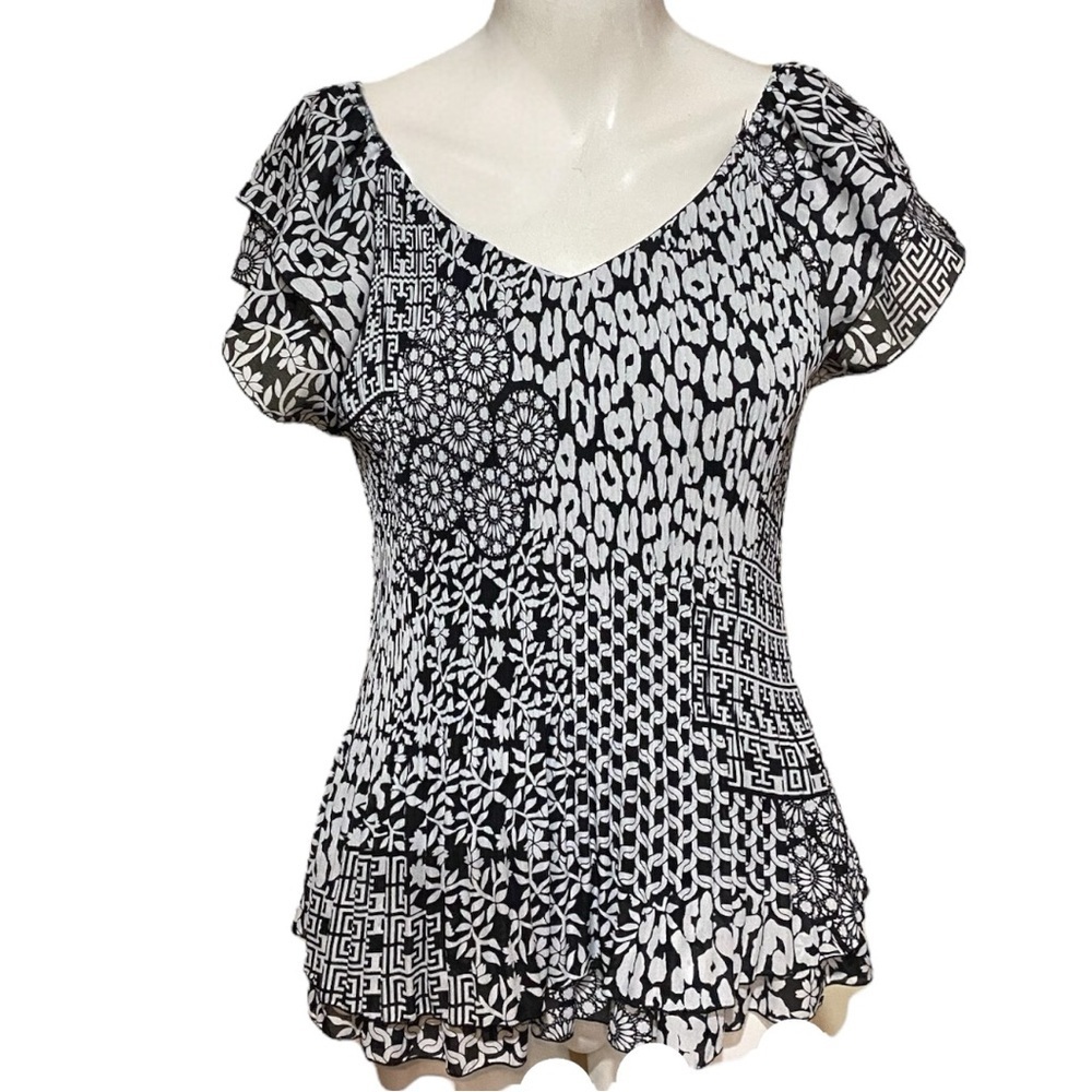 Piano Black and White Fitted Floral Blouse Size M